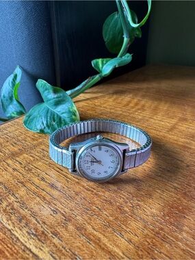 Vintage Seiko Quartz Wristwatch with Expandable Band